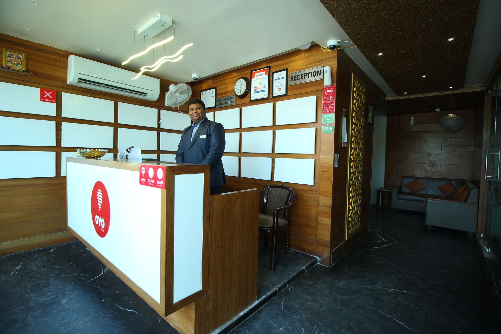 Oyo 8992 Hotel Kyra Ahmedabad Buitenkant foto
