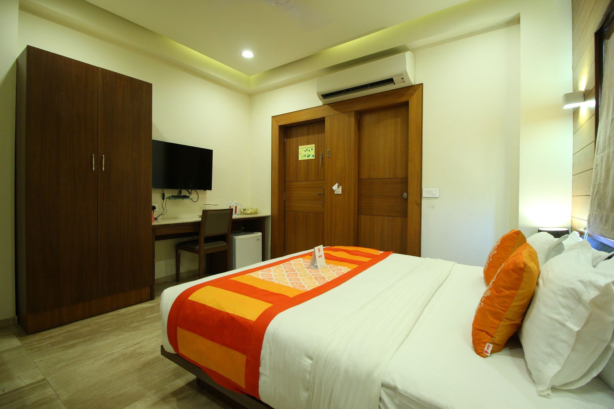 Oyo 8992 Hotel Kyra Ahmedabad Buitenkant foto
