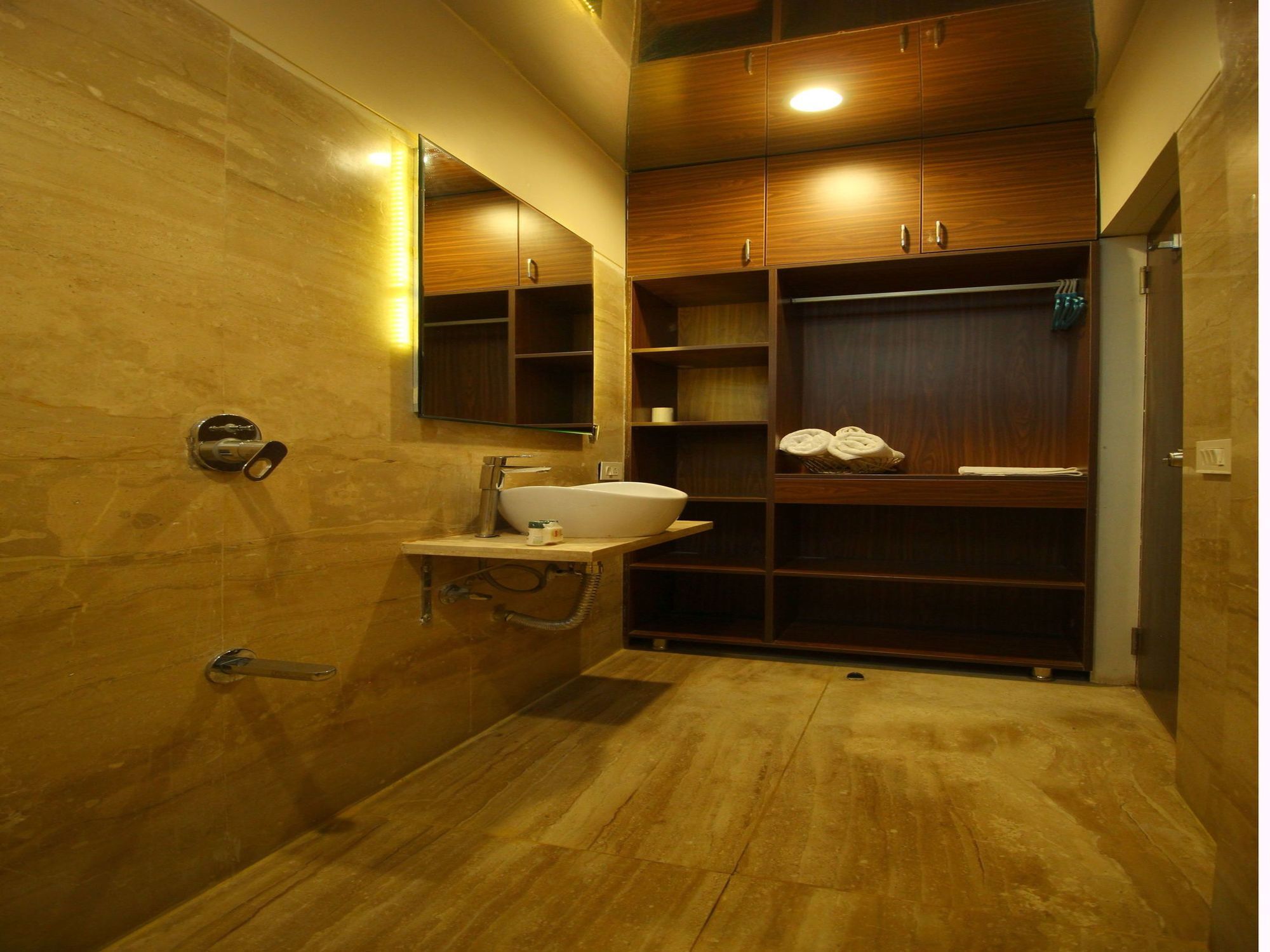Oyo 8992 Hotel Kyra Ahmedabad Buitenkant foto