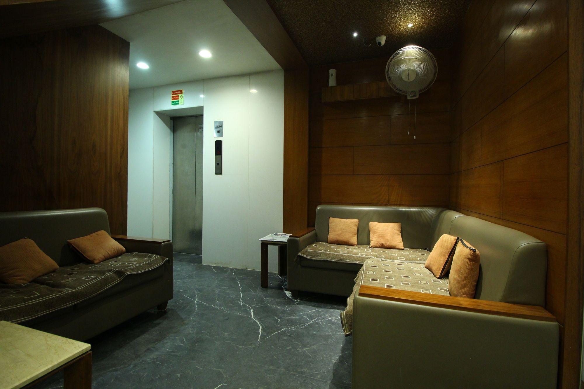 Oyo 8992 Hotel Kyra Ahmedabad Buitenkant foto