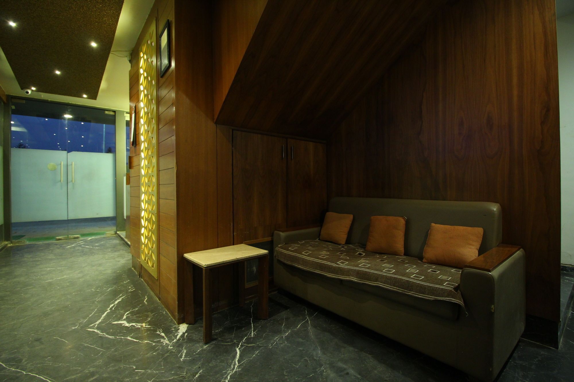 Oyo 8992 Hotel Kyra Ahmedabad Buitenkant foto