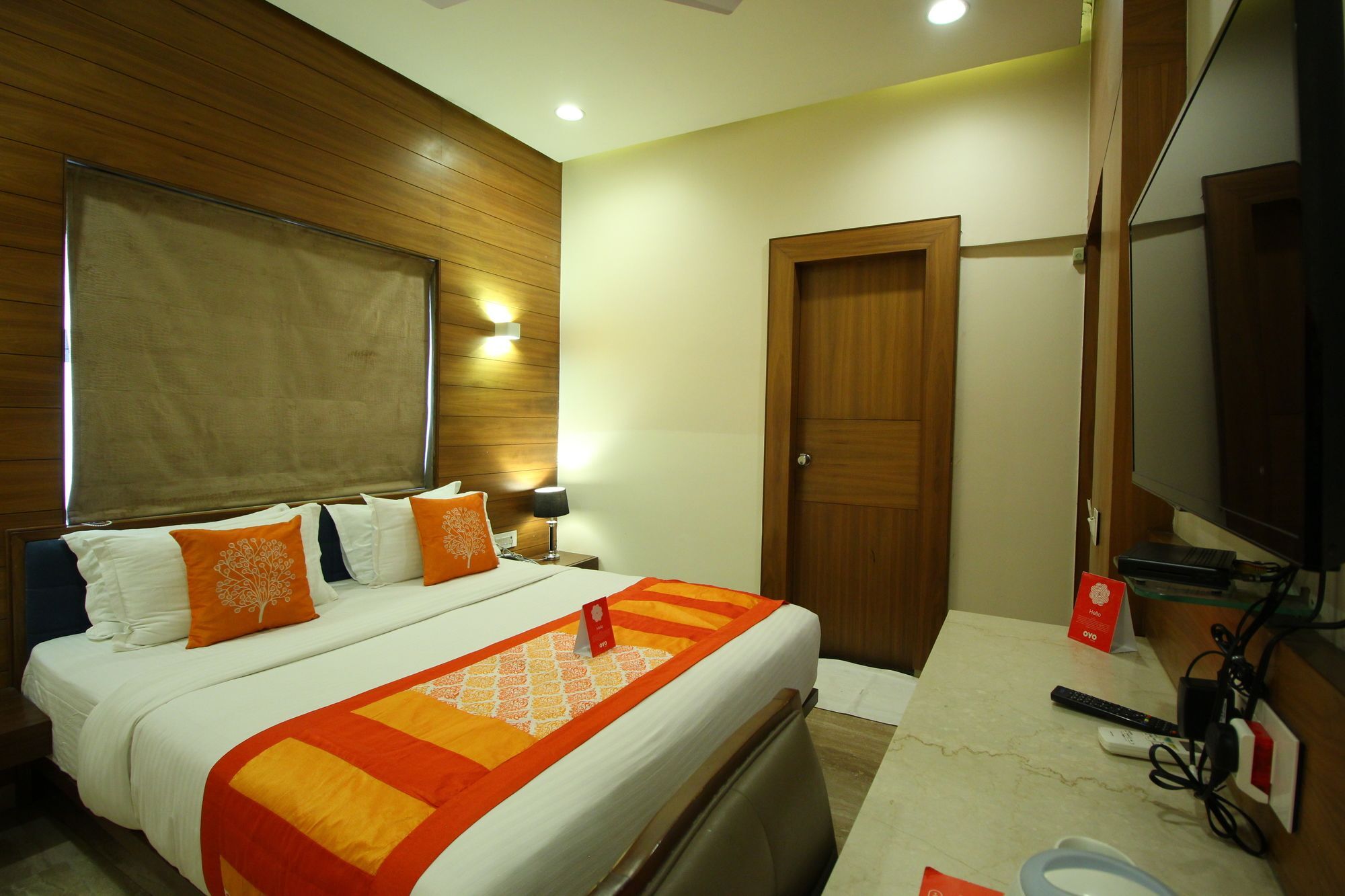 Oyo 8992 Hotel Kyra Ahmedabad Buitenkant foto