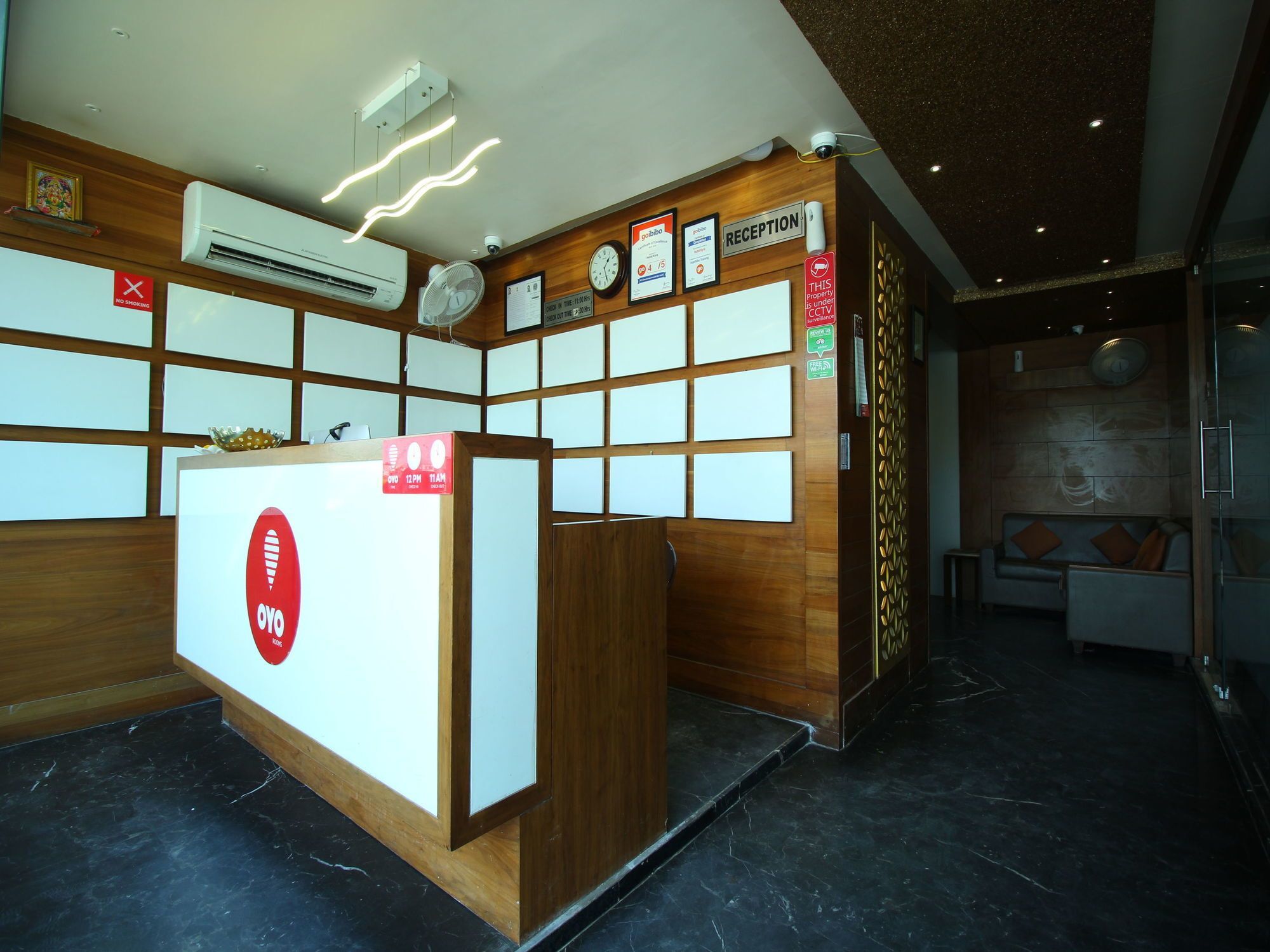 Oyo 8992 Hotel Kyra Ahmedabad Buitenkant foto