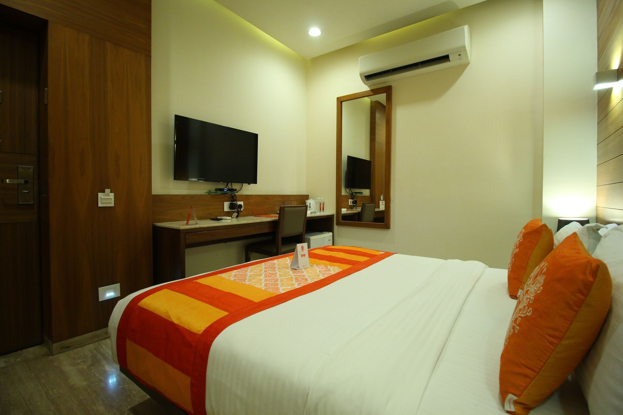Oyo 8992 Hotel Kyra Ahmedabad Buitenkant foto